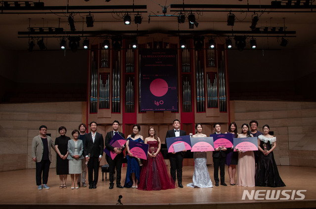 [서울=뉴시스]제12회 라벨라성악콩쿠르 본선 진출자 단체사진(사진=라벨라오페라단 제공)2020.07.09 photo@newsis.com