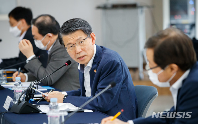 [서울=뉴시스]9일 은성수 금융위원장이 경기도 이천에 보험개발원 자동차기술연구소에서 인공지능(AI) 기반 자동차보험 보상서비스 간담회를 진행하고 있다.2020.07.09.(사진=금융위원회 제공)photo@newsis.com