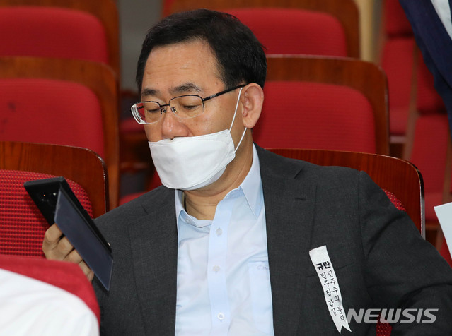 [서울=뉴시스] 장세영 기자 = 주호영 미래통합당 원내대표가 9일 서울 여의도 국회 의원회관에서 열린 미래통합당 제6차 ‘사이다’ 정책세미나 ‘보건의료 정책 문제 진단과 처방’에 참석해 핸드폰을 확인하고 있다. 2020.07.09. photothink@newsis.com