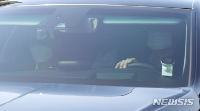 [서울=뉴시스]홍효식 기자 = 윤석열 검찰총장이 탄 차량이 9일 오전 서울 서초구 대검찰청으로 들어서고 있다. 2020.07.09. yesphoto@newsis.com