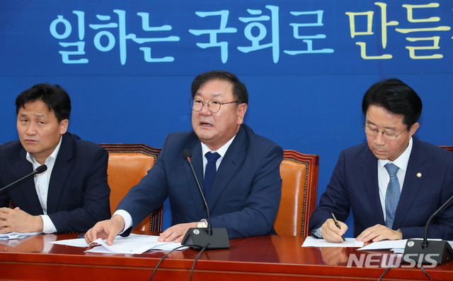 [서울=뉴시스] 장세영 기자 = 김태년 더불어민주당 원내대표가 9일 서울 여의도 국회에서 열린 더불어민주당 정책조정회의에 참석해 현안관련 발언을 하고 있다. 2020.07.09.&nbsp; photothink@newsis.com