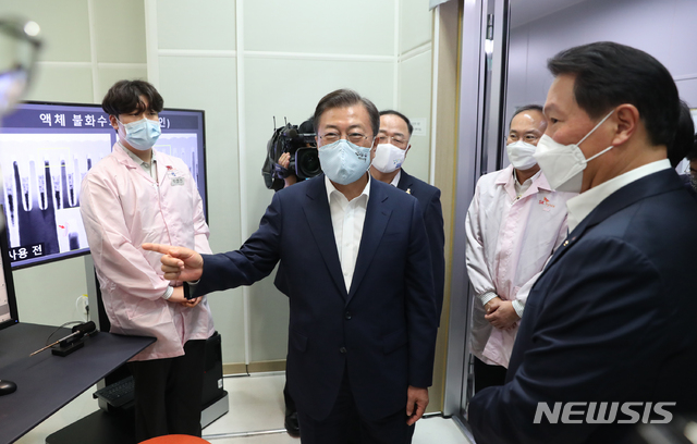 [이천=뉴시스]박영태 기자 = 문재인 대통령이 9일 오전 대한민국 소재 부품 장비 산업현장 방문의 일환으로 경기도 이천시 SK 하이닉스 이천 캠퍼스를 방문, 불화수소 협력 공정을 시찰하고 있다. 오른쪽은 최태원 SK 회장. 2020.07.09.&nbsp; since1999@newsis.com