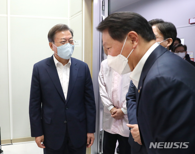 [이천=뉴시스]박영태 기자 = 문재인 대통령이 9일 오전 대한민국 소재 부품 장비 산업현장 방문의 일환으로 경기도 이천시 SK 하이닉스 이천 캠퍼스를 방문, 불화수소 협력 공정 시찰을 하고 있다. 오른쪽은 최태원 SK 회장. 2020.07.09. since1999@newsis.com