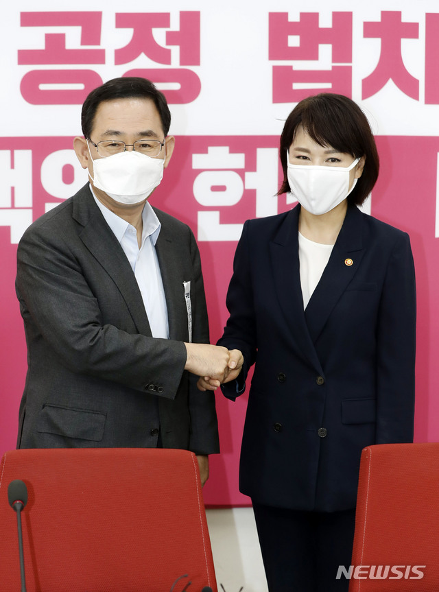 [서울=뉴시스] 최동준 기자 = 주호영 미래통합당 원내대표가 9일 서울 여의도 국회를 찾은 전현희 권익위원장과 기념촬영을 하고 있다. 2020.07.09. photocdj@newsis.com