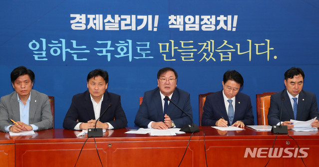 [서울=뉴시스] 장세영 기자 = 김태년 더불어민주당 원내대표가 9일 서울 여의도 국회에서 열린 더불어민주당 정책조정회의에 참석해 현안관련 발언을 하고 있다. 2020.07.09. photothink@newsis.com