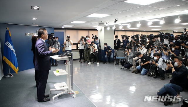 [서울=뉴시스]김선웅 기자 = 김부겸 더불어민주당 전 국회의원이 9일 오전 서울 여의도 더불어민주당 중앙당사에서 당 대표 출마를 선언하고 있다. 2020.07.09. mangusta@newsis.com