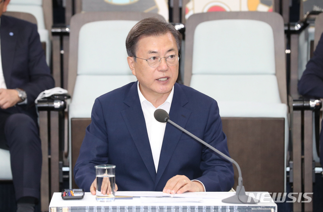 [이천=뉴시스]박영태 기자 = 문재인 대통령이 9일 오전 대한민국 소재 부품 장비 산업현장 방문의 일환으로 경기도 이천시 SK 하이닉스 이천 캠퍼스를 방문, 소부장들과 대화에 참석해 발언하고 있다. 2020.07.09. since1999@newsis.com