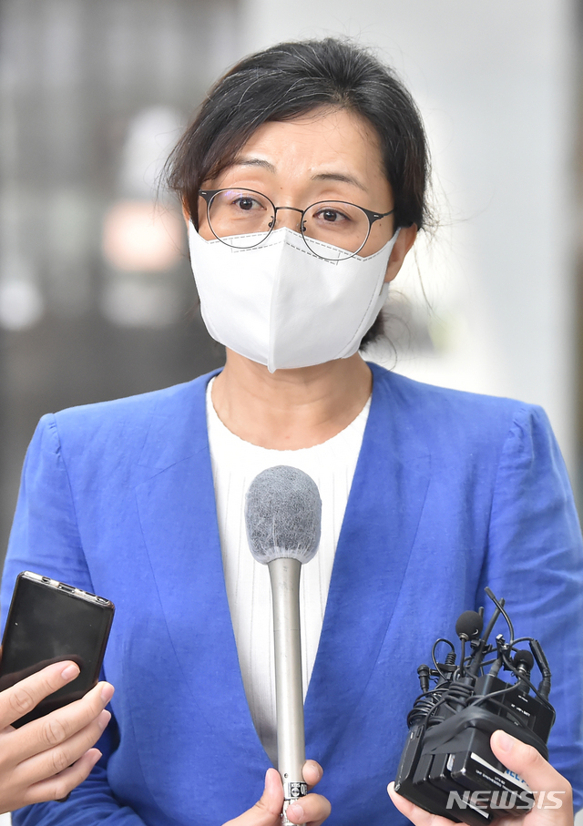 [성남=뉴시스] 김종택기자 = 정치자금법 위반 혐의로 항소심에서 당선무효형을 선고 받고 대법원 판결로 2심 재판을 다시 받게 된 은수미 성남시장이 9일 오전 경기 성남시청에서 입장을 밝히기 위해 이동하고 있다. 2020.07.09.semail3778@naver.com