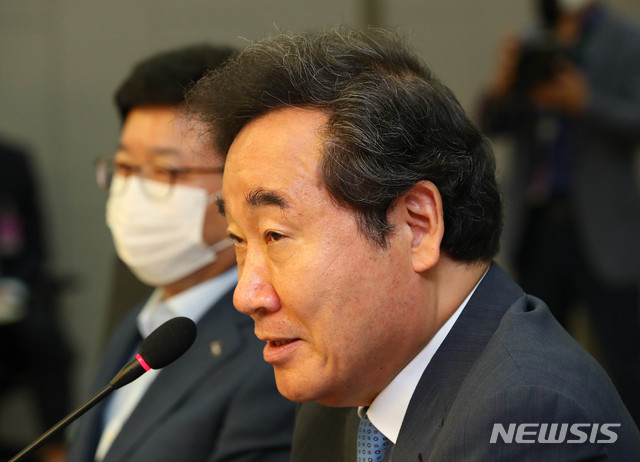 [서울=뉴시스] 장세영 기자 = 이낙연 더불어민주당 의원이 9일 서울 여의도 국회 의원회관에서 열린 포스트 코로나 시대의 사회복지 분권화 방안 전국시장군수구청장협의회 복지대타협 국회토론회에 참석해 인사말을 하고 있다. 2020.07.09.&nbsp; photothink@newsis.com