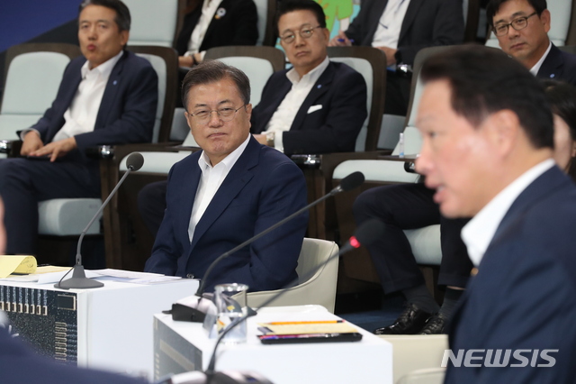 [이천=뉴시스]박영태 기자 = 문재인 대통령이 9일 오전 대한민국 소재 부품 장비 산업현장 방문의 일환으로 경기도 이천시 SK 하이닉스 이천 캠퍼스를 방문, 소부장들과 대화에 참석해 최태원 SK 회장의 발언을 듣고 있다. 2020.07.09. since1999@newsis.com