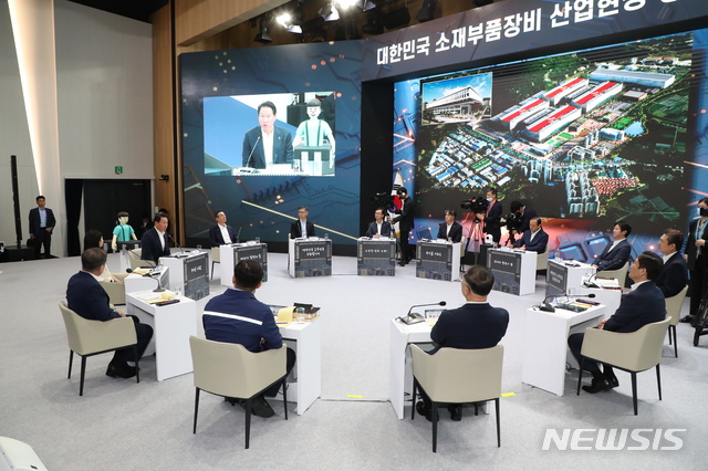 [이천=뉴시스]박영태 기자 = 문재인 대통령이 9일 오전 대한민국 소재 부품 장비 산업현장 방문의 일환으로 경기도 이천시 SK 하이닉스 이천 캠퍼스를 방문, 소부장들과 대화에 참석해 최태원 SK 회장의 발언을 듣고 있다. 2020.07.09. since1999@newsis.com