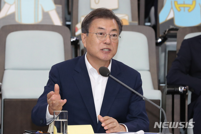 [이천=뉴시스]박영태 기자 = 문재인 대통령이 9일 오전 대한민국 소재 부품 장비 산업현장 방문의 일환으로 경기도 이천시 SK 하이닉스 이천 캠퍼스를 방문, 소부장들과 대화에 참석해 발언하고 있다. 2020.07.09. since1999@newsis.com