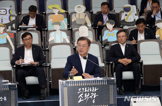 [이천=뉴시스]박영태 기자 = 문재인 대통령이 9일 오전 대한민국 소재 부품 장비 산업현장 방문의 일환으로 경기도 이천시 SK 하이닉스 이천 캠퍼스를 방문, 소부장들과 대화에 참석해 발언하고 있다. 2020.07.09.&nbsp; since1999@newsis.com
