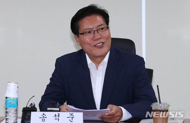 [서울=뉴시스] 장세영 기자 = 송석준 미래통합당 의원이 9일 서울 여의도 국회 의원회관에서 열린 '문재인 정부 부동산 정책 무엇이 문제인가' 세미나에서 인사말을 하고 있다. 2020.07.09.&nbsp; photothink@newsis.com