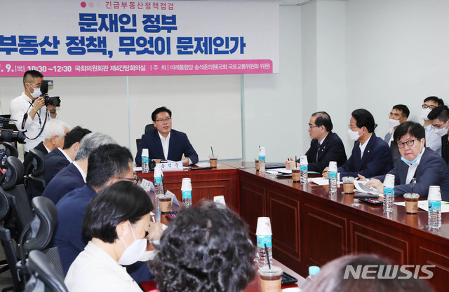 [서울=뉴시스] 장세영 기자 = 송석준 미래통합당 의원이 9일 서울 여의도 국회 의원회관에서 열린 '문재인 정부 부동산 정책 무엇이 문제인가' 세미나에서 인사말을 하고 있다. 2020.07.09. photothink@newsis.com