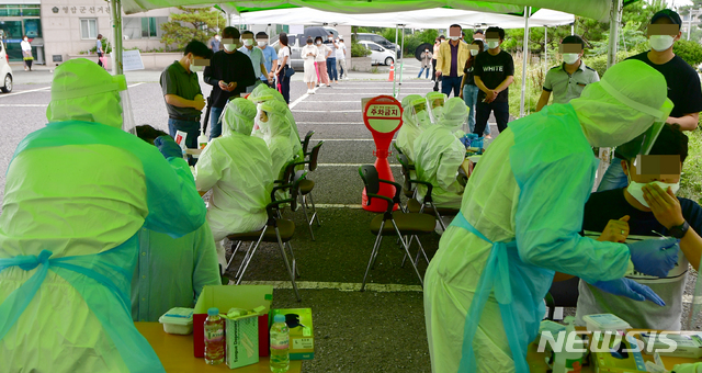 [영암=뉴시스] 류형근 기자 = 9일 오전 전남 영암군 영암읍 영암보건소에서 보건당국이 영암군 공무원을 대상으로 신종 코로나바이러스 감염증(코로나19) 검사를 하고 있다. 영암지역에서는 공무원 2명이 신종 코로나바이러스 감염증(코로나19) 확진 판정을 받았다. 2020.07.09.&nbsp; hgryu77@newsis.com