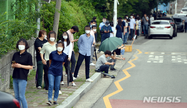 [영암=뉴시스] 류형근 기자 = 9일 오전 전남 영암군 영암읍 영암보건소에서 공무원들이 신종 코로나바이러스 감염증(코로나19) 검사를 받기 위해 기다리고 있다. 영암지역에서는 공무원 2명이 신종 코로나바이러스 감염증(코로나19) 확진 판정을 받았다. 2020.07.09. hgryu77@newsis.com