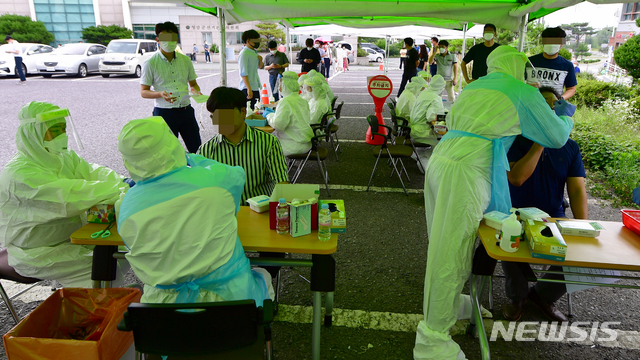 [영암=뉴시스] 류형근 기자 = 9일 오전 전남 영암군 영암읍 영암보건소에서 보건당국이 영암군 공무원을 대상으로 신종 코로나바이러스 감염증(코로나19) 검사를 하고 있다. 영암지역에서는 공무원 2명이 신종 코로나바이러스 감염증(코로나19) 확진 판정을 받았다. 2020.07.09.&nbsp; hgryu77@newsis.com