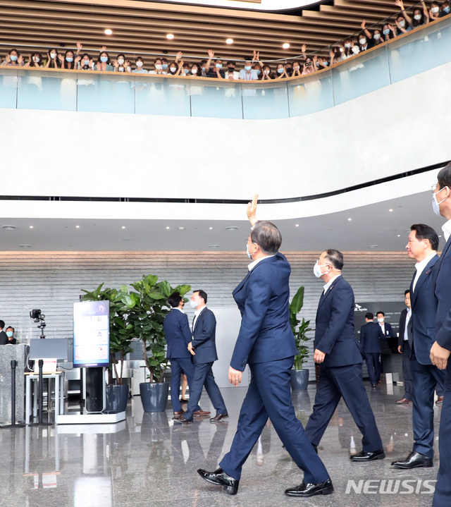 [이천=뉴시스]박영태 기자 = 문재인 대통령이 9일 오전 대한민국 소재 부품 장비 산업현장 방문의 일환으로 경기도 이천시 SK 하이닉스 이천 캠퍼스를 방문해 소부장들과 대화를 끝낸 후 협약식 장소로 이동하며 직원들을 향해 손을 들어 인사하고 있다. 2020.07.09. since1999@newsis.com