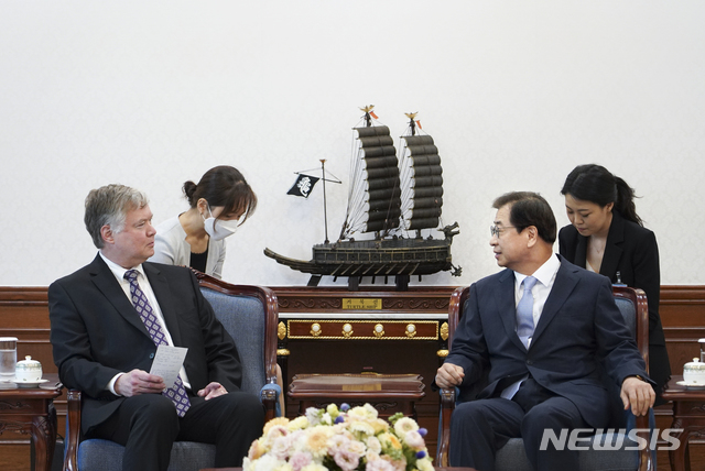 [서울=뉴시스]서훈(오른쪽) 국가안보실장과 스티븐 비건 미국 국무부 부장관 겸 대북특별대표가 9일 청와대 귀빈접견실에서 만나 면담하고 있다.(사진=청와대 제공) 2020.07.09.&nbsp; photo@newsis.com 