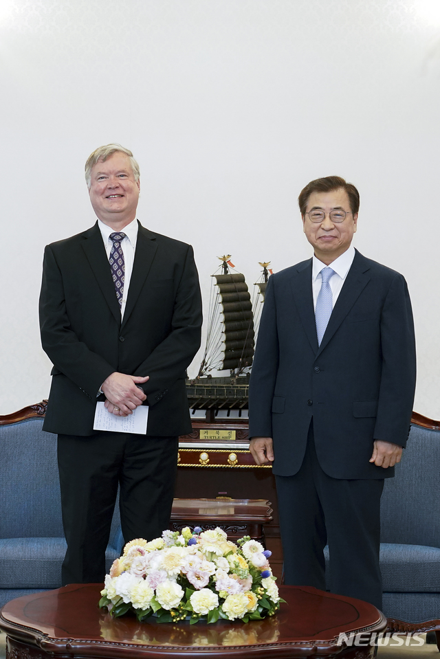 [서울=뉴시스]서훈(오른쪽) 국가안보실장과 스티븐 비건 미국 국무부 부장관 겸 대북특별대표가 9일 청와대 귀빈접견실에서 만나 기념촬영을 하고 있다.(사진=청와대 제공) 2020.07.09. photo@newsis.com