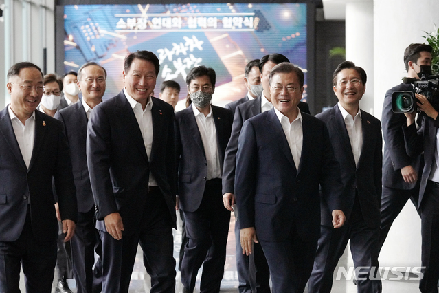 [이천=뉴시스]박영태 기자 = 문재인 대통령과 최태원 SK 회장이 9일 오전 경기도 이천시 SK 하이닉스 이천 캠퍼스를 방문하고 있다. 2020.07.09.since1999@newsis.com