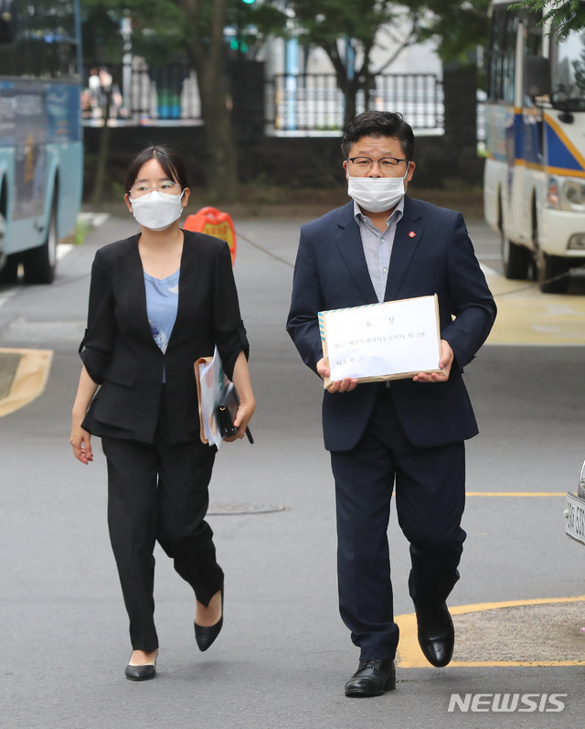 [제주=뉴시스]우장호 기자 = 제주도가 해열제를 복용하며 관광을 하고 돌아간 경기 안산시 거주자 A씨를 상대로 손해배상 소송을 제기하기로 한 가운데 변덕승(오른쪽) 제주도 법무담당관이 9일 오후 소장을 제출하기 위해 제주지방법원 민원실에 들어서고 있다. A씨는 제주 여행 이틀째인 지난달 16일 코로나19 증상 발현이 있었지만 이틀 동안 해열제 10알을 복용하며 유명 관광지와 맛집 등을 방문해 총 56명이 격리되기도 했다. 2020.07.09. woo1223@newsis.com