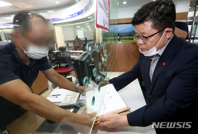 [제주=뉴시스]우장호 기자 = 제주도가 해열제를 복용하며 관광을 하고 돌아간 경기 안산시 거주자 A씨를 상대로 손해배상 소송을 제기하기로 한 가운데 변덕승(오른쪽) 제주도 법무담당관이 9일 오후 제주지방법원 민원실에 소장을 제출하고 있다. A씨는 제주 여행 이틀째인 지난달 16일 코로나19 증상 발현이 있었지만 이틀 동안 해열제 10알을 복용하며 유명 관광지와 맛집 등을 방문해 총 56명이 격리되기도 했다. 2020.07.09. woo1223@newsis.com