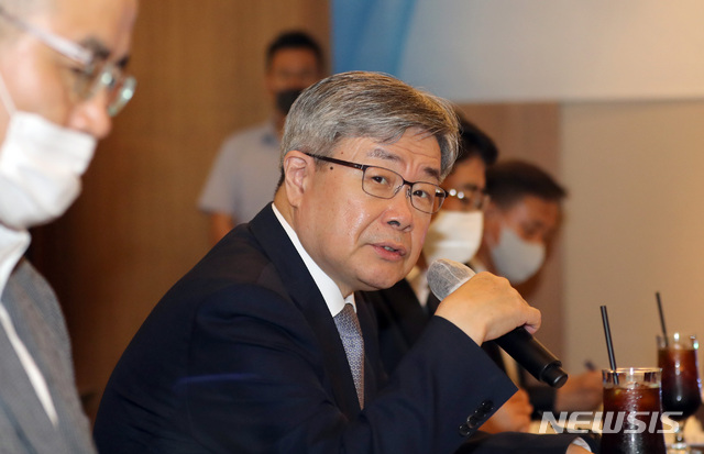 [서울=뉴시스]전진환 기자 = 이재갑 고용노동부장관이 9일 오후 대산산업단지 주요기업 CEO 화학사고예방 간담회가 열린 서울 중구 한국프레스센터에서 인사말을 하고 있다. 2020.07.09.&nbsp; amin2@newsis.com