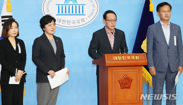 [서울=뉴시스] 장세영 기자 = 미래통합당 법제사법위원회 소속 전주혜(왼쪽부터) 의원, 조수진 의원, 김도읍 의원, 유상범 의원이 9일 서울 여의도 국회 소통관에서 기자회견을 열고 법무부 장관 입장문 초안 유출에 대한 철저한 감찰 등을 요구하고 있다. 2020.07.09.&nbsp; photothink@newsis.com