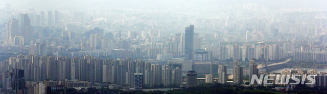 [광주=뉴시스] 박미소 기자 = 경기 광주시 남한산성에서 서울 강남지역 아파트 단지의 모습이 보이고 있다. 2020.07.09.&nbsp; misocamera@newsis.com