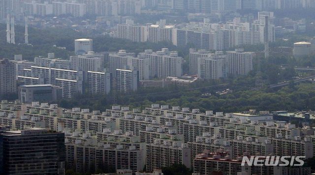  [광주=뉴시스] 박미소 기자 = 정부의 6·17 부동산 대책에 대한 후속 조치 방안 발표를 하루 앞둔 9일 오후 경기 광주시 남한산성에서 서울 아파트 단지의 모습이 보이고 있다. 2020.07.09.&nbsp;&nbsp; misocamera@newsis.com 