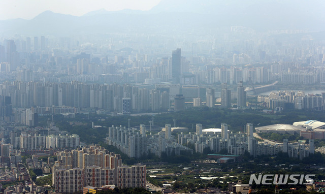 [광주=뉴시스] 박미소 기자 = 정부의 6·17 부동산 대책에 대한 후속 조치 방안 발표를 하루 앞둔 9일 오후 경기 광주시 남한산성에서 서울 강남지역 아파트 단지의 모습이 보이고 있다. 2020.07.09.&nbsp; misocamera@newsis.com