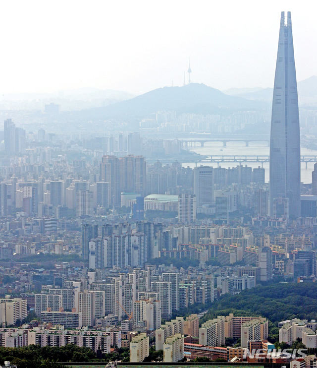 [광주=뉴시스] 박미소 기자 = 정부의 6·17 부동산 대책에 대한 후속 조치 방안 발표를 하루 앞둔 9일 오후 경기 광주시 남한산성에서 서울 강남지역 아파트 단지의 모습이 보이고 있다. 2020.07.09.&nbsp;&nbsp; misocamera@newsis.com