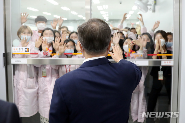 [이천=뉴시스]박영태 기자 = 문재인 대통령이 9일 오전 대한민국 소재 부품 장비 산업현장 방문의 일환으로 경기도 이천시 SK 하이닉스 이천 캠퍼스를 방문, 포토레지스트 및 불화수소 협력 공정 시찰을 마친 뒤 직원들과 인사하고 있다. 2020.07.09.since1999@newsis.com