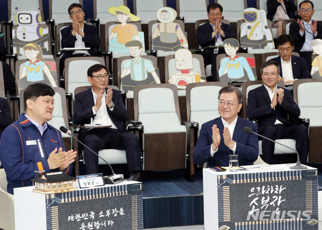 [이천=뉴시스]박영태 기자 = 문재인 대통령이 9일 오전 대한민국 소재 부품 장비 산업현장 방문의 일환으로 경기도 이천시 SK 하이닉스 이천 캠퍼스를 방문, 소부장들과 대화에 참석해 정붕군 SK 머티리얼즈 팀장의 발언에 박수를 치고 있다. 2020.07.09. since1999@newsis.com