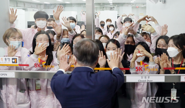 [이천=뉴시스]박영태 기자 = 문재인 대통령이 9일 오전 대한민국 소재 부품 장비 산업현장 방문의 일환으로 경기도 이천시 SK 하이닉스 이천 캠퍼스를 방문, 포토레지스트 협력 공정 시찰을 마친 뒤 직원들과 인사하고 있다. 2020.07.09.since1999@newsis.com膣逮擢