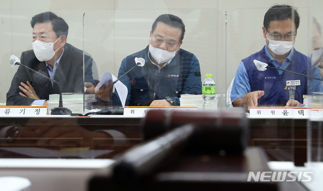 [세종=뉴시스]강종민 기자 = 9일 오후 정부세종청사에서 열린 최저임금위원회 6차 전원회의에서 류기정(한국경영자총협회 전무) 사용자 위원과 이동호(한국노총 사무총장), 윤택근(민주노총 부위원장) 근로자 위원이 각각 다른 표정으로 앉아 있다. 2020.07.11. ppkjm@newsis.com