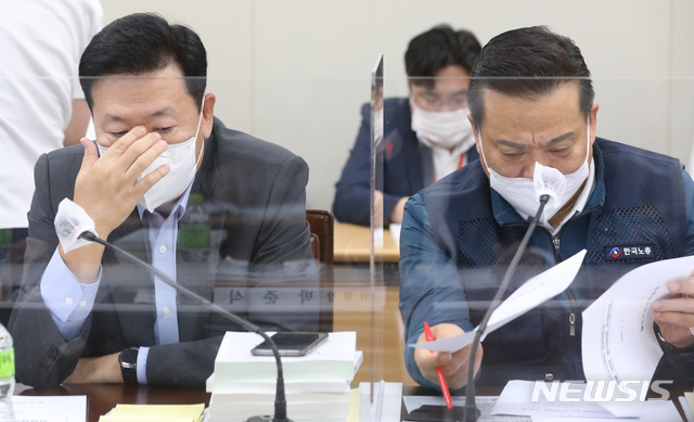 [세종=뉴시스]강종민 기자 = 9일 오후 정부세종청사에서 열린 최저임금위원회 6차 전원회의에서 류기정(한국경영자총협회 전무) 사용자 위원과 이동호(한국노총 사무총장) 근로자 위원이 굳은 표정을 짓고 있다. 2020.07.09. ppkjm@newsis.com