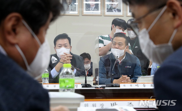 [세종=뉴시스]강종민 기자 = 9일 오후 정부세종청사에서 열린 최저임금위원회 6차 전원회의에서 박준식 최저임금위원회 위원장(오른쪽)과 권순원 공익위원이 대화하고 있다. 2020.07.09. ppkjm@newsis.com