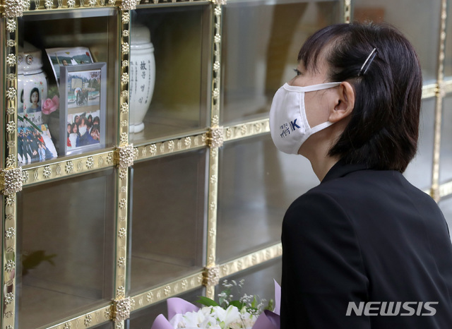 [서울=뉴시스] 이영환 기자 = 최윤희 문화체육관광부 제2차관이 9일 고 최숙현 선수의 유골이 안치된 경북 성주군의 한 추모공원을 방문해 고인을 추모하고 있다. (사진=문화체육관광부 제공) 2020.07.09. photo@newsis.com