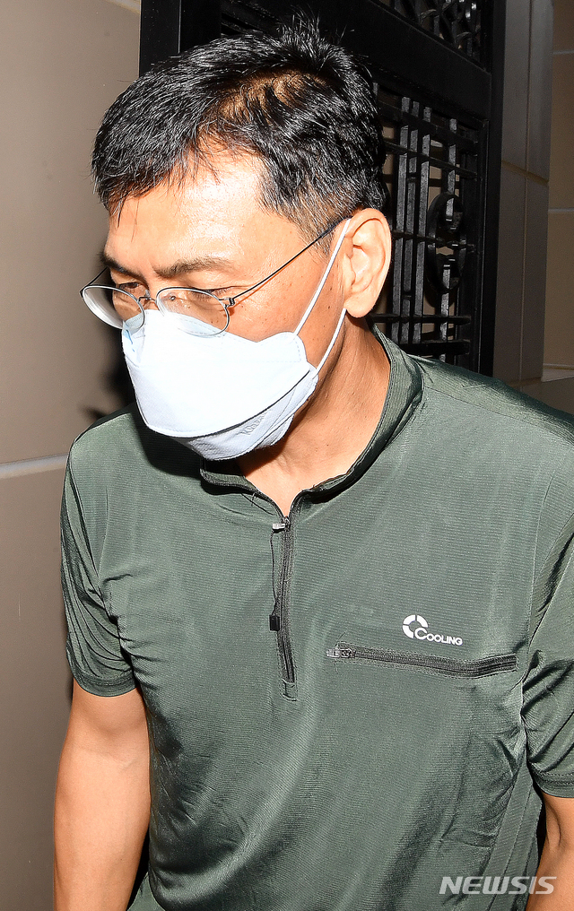 [광주=뉴시스] 신대희 기자 = 안희정 전 충남도지사가 지난 2020년 7월9일 형 집행 정지 기한에 맞춰 광주교도소로 들어가고 있다. 당시 안 전 지사는 수행 비서 성폭행 혐의로 복역 중 모친상을 당해 검찰로부터 형 집행 정지 신청을 허가받았다. 2020.07.09.&nbsp; sdhdream@newsis.com