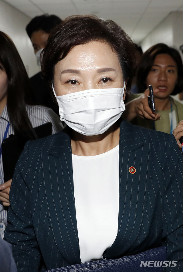 [서울=뉴시스] 최동준 기자 = 김현미 국토교통부 장관이 9일 서울 여의도 국회의원회관 더불어민주당 정책실에서 부동산 대책 관련 당정청 협의 후 의원회관을 나가고 있다. 2020.07.09. photocdj@newsis.com