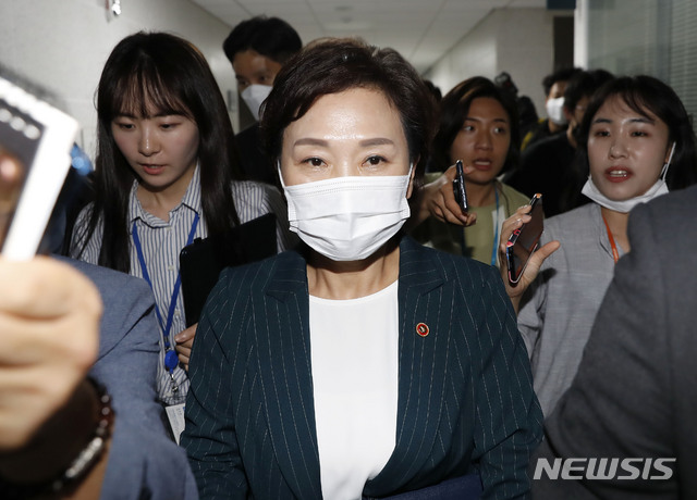 [서울=뉴시스] 최동준 기자 = 김현미 국토교통부 장관이 9일 서울 여의도 국회의원회관 더불어민주당 정책실에서 부동산 대책 관련 당정청 협의 후 의원회관을 나가고 있다. 2020.07.09. photocdj@newsis.com