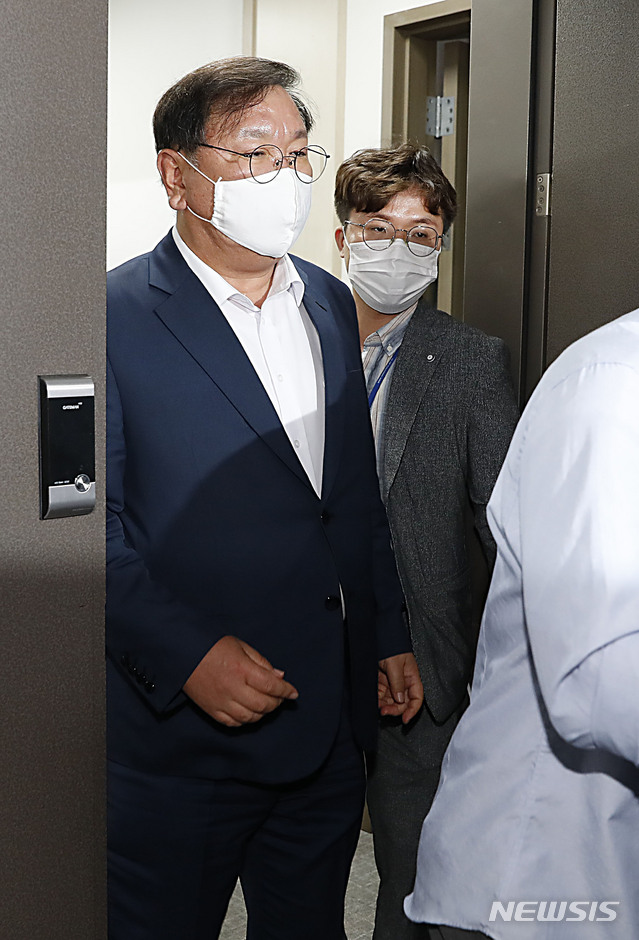 [서울=뉴시스] 최동준 기자 = 김태년 더불어민주당 원내대표가 9일 서울 여의도 국회의원회관 더불어민주당 정책실에서 부동산 대책 관련 당정청 협의 후 회의실에서 나오고 있다. 2020.07.09.&nbsp; photocdj@newsis.com