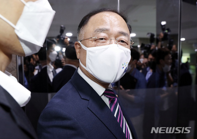 [서울=뉴시스] 최동준 기자 = 홍남기 경제부총리 겸 기획재정부 장관이 9일 서울 여의도 국회의원회관 더불어민주당 정책실에서 부동산 대책 관련 당정청 협의 후 의원회관을 나가고 있다. 2020.07.09.&nbsp; photocdj@newsis.com