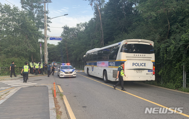 [서울=뉴시스] 이영환 기자 = 박원순 서울시장이 연락두절됐다는 신고가 접수되어 9일 경찰이 성북동 정릉 주변 일대를 수색하고 있다. 2020.07.09. myjs@newsis.com 