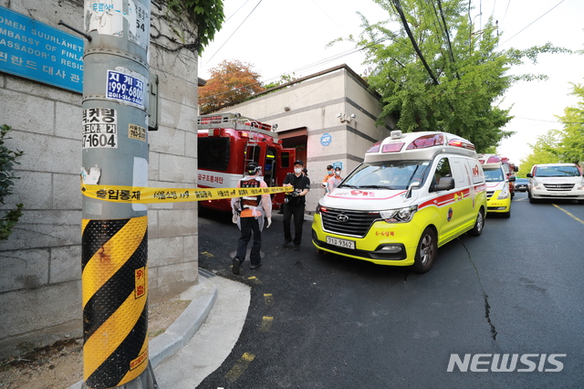 [서울=뉴시스] 이영환 기자 = 박원순 서울시장이 연락두절됐다는 신고가 접수돼 경찰이 서울 성북동 핀란드 대사관저 주변 일대를 수색하고 있다. 2020.07.09.20hwan@newsis.com