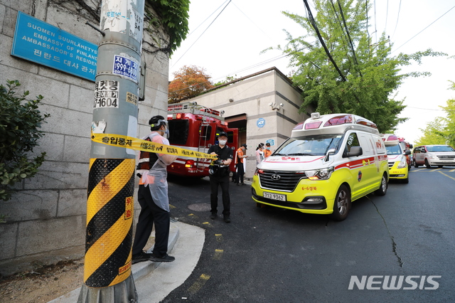  [서울=뉴시스] 이영환 기자 = 박원순 서울시장이 연락두절됐다는 신고가 접수되어 경찰이 성북동 핀란드 대사관저 주변 일대를 수색하고 있다. 2020.07.09.&nbsp; 20hwan@newsis.com 