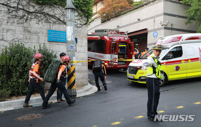 [서울=뉴시스] 이영환 기자 = 박원순 서울시장이 연락두절됐다는 신고가 접수되어 9일 경찰과 119구조대가 성북동 핀란드 대사관저 주변 일대를 수색하고 있다. 2020.07.09.  20hwan@newsis.com